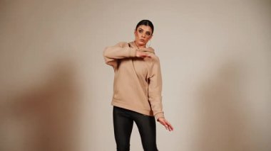 Akşam saatlerinde dans pistinde dans eden bir kadın, yumuşak hareketler ve enerjiyle