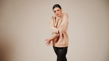 Dans pistinde dans eden bir kadın düzgün hareketlerle stil ve ifadeye odaklanıyor.