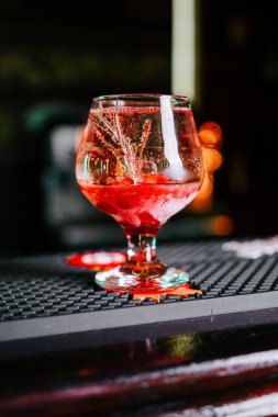 Akşam saatlerinde bir bardakta kırmızı içki.
