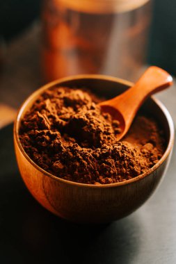 Kakao tozu dolu bir kase.