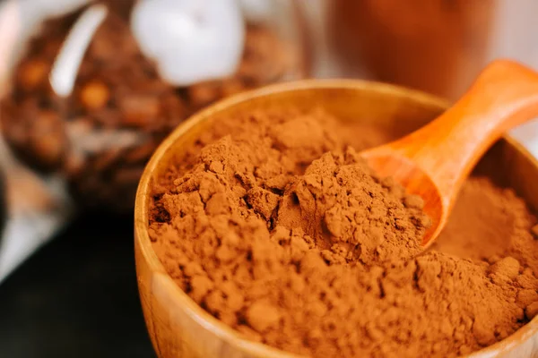Kakao tozu, gün içinde mutfak ortamında bir kaşıkla ahşap bir kaseye konur.