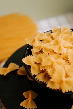 Düz bir yüzeyde makarna şekilleri ve daha çok makarna.