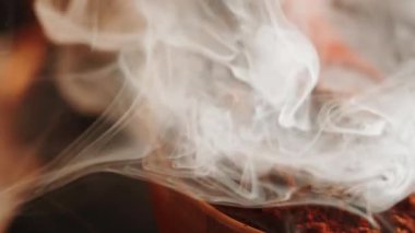 Evde yemek pişirmek ve kabartma yapmak için kakao tozu kullanıyor.