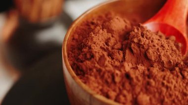 Mutfak ortamında tatlı tarifleri için kakao tozu kullanmak.