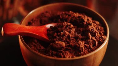 Yemek tariflerinde kakao tozu kullanımı ve mutfak ortamında içecekler.