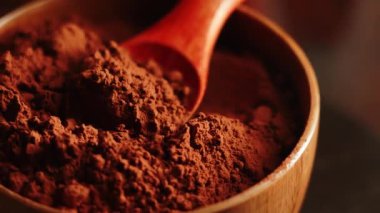 Öğleden sonra evde pişirmede ve pişirmede kullanılan kakao tozu.