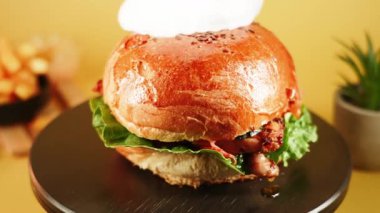 Hamburger hazırlama, taze malzemeler ve mutfakta pişirme teknikleri.