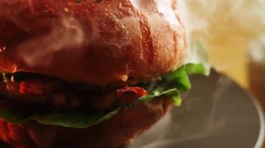 Öğle yemeğinde sıcak bir ortamda taze malzemelerle lezzetli bir hamburgerin tadını çıkarıyorum.