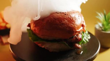 Salatalı ve domatesli hamburger sıradan bir yemek yerinde basit bir ortamda.