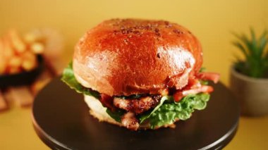 Lezzetli hamburger, taze malzemeler ve sergilenen bir tabakta taze marul.