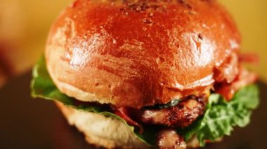 Lezzetli malzemelerle kaplı taze marullu sulu hamburger.