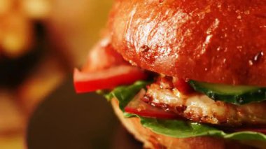 Öğleden sonra yoğun bir gıda pazarında taze sebzeli sulu burger.