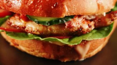 Yerel bir lokantada marul, domates ve sosla lezzetli bir hamburgerin tadını çıkarıyorum.