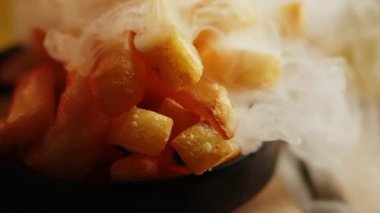 Yerel bir lokantada arkadaşlarla taze patates kızartmasının tadını çıkarıyorum.