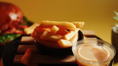 Sıcak bir kafe ortamında soslu patates kızartması yemek.