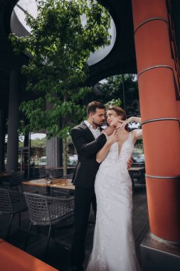 Çiftler düğün günlerinde kafeteryadaki ağacın yanında bir anı paylaşırlar.