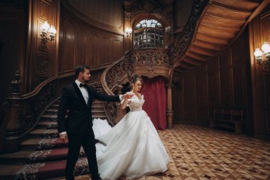 Düğün gecesi tarihi binalarda birkaç dans.