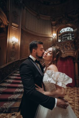 Tarihi mekanda akşam etkinliği boyunca çift şık bir ortamda kucaklaşıyor