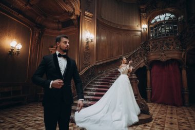 Düğün töreni büyük salonda resmi giyinmiş zarif bir çiftle yapılır.