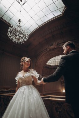 Akşam kutlamaları sırasında büyük merdiven mekanında birkaç dans.