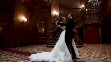 Büyük bir mekanda yapılan düğün kutlamaları sırasında eski bir salonda birkaç dans.