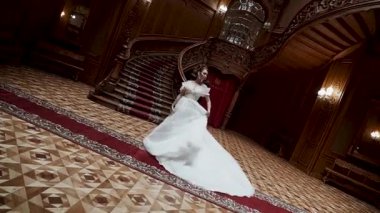 Gelin büyük salonda özel bir anda gelinliğiyle dönüyor.