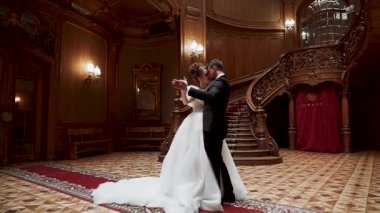 Düğün töreninde tarihi balo salonunda büyük bir mekanda birkaç dans.