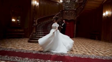 Düğün töreninde büyük salonda merdivenli birkaç dans tarihi mekanda.