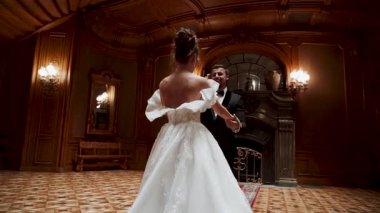 Düğün töreninde zarif odada akşam ışığında tarihi mekanda birkaç dans.