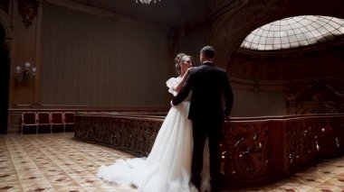 Çift, düğünleri sırasında güzel bir mekanda bir anı paylaşıyor.