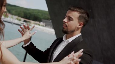 Güzel bir park ortamında, ılık yaz gününde, çiftler su kenarında aşkı gösterir.