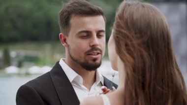 Çiftler yazın açık hava düğünlerinde göl kenarında bir anı paylaşırlar.