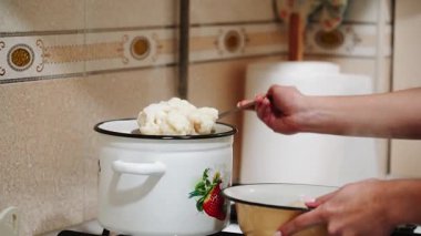 Kadın mutfakta brokoli hazırlıyor ev yemeklerinde sağlıklı yemek için.