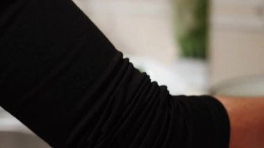 Kadın sağlıklı yemek için mutfakta taze brokoli hazırlıyor.