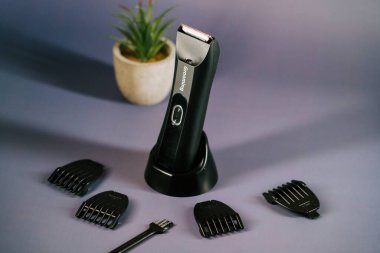 Saç makasıyla masanda şık bir bakım seti ve basit bir ayar.