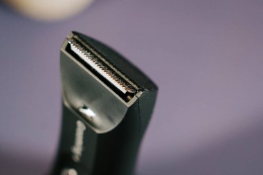 Evde tımar etmek için masaya elektrikli jilet.