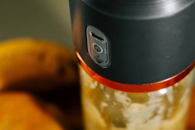 Taşınabilir blender akşamları taze meyve ve sebzelerle evde smoothie yapardı.