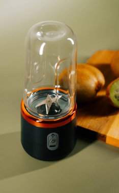 Taşınabilir blender meyve sularını tahtadan taze meyvelerle hazırlar.
