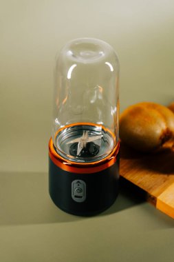 Taşınabilir blender evde smoothie hazırlamak için mutfak tezgahında oturur.