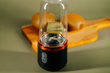 Taşınabilir blender, mutfak tezgahında smoothie yapmaya hazır bekliyor.