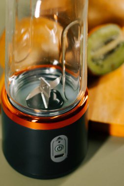 Mutfak ortamında smoothie yapmak için taşınabilir blender