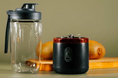 Taşınabilir blender mutfak ortamında smoothie yapmaya hazır.