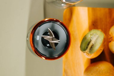 Taşınabilir blender meyve sularını sabah evde karıştırır.