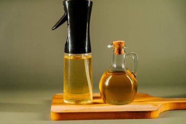 Ayçiçeği yağı farklı kaplarda. Mutfak ortamında tahta bir tahtanın üzerinde.