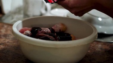 Fırında pişirmek için soslu tavuk budu hazırlıyorum.