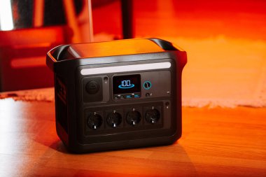 İçerideki cihazları şarj etmek için taşınabilir bir güç istasyonu kullanılıyor