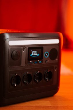 İçerideki pil seviyesini ve çıkış ayarlarını gösteren cihazlara bağlı taşınabilir güç istasyonu