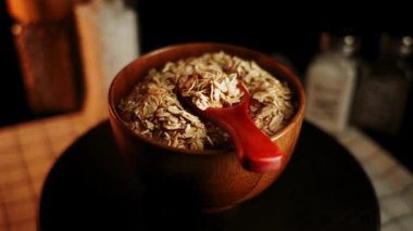 Yulaf ezmesi hazırlama kasesi ve kaşıkla evde basit bir yemek olduğunu gösteriyor.