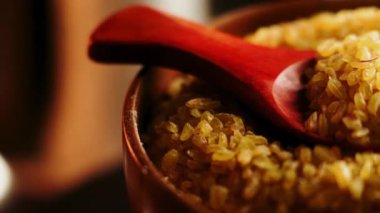 Bulgur 'u lezzetli bir yemeğe komplikasyon olmadan basit bir şekilde nasıl hazırlarız?