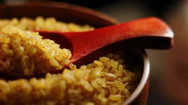 Basit adımlarla bulgur pişirmek ve mutfaktan lezzetli malzemeler.